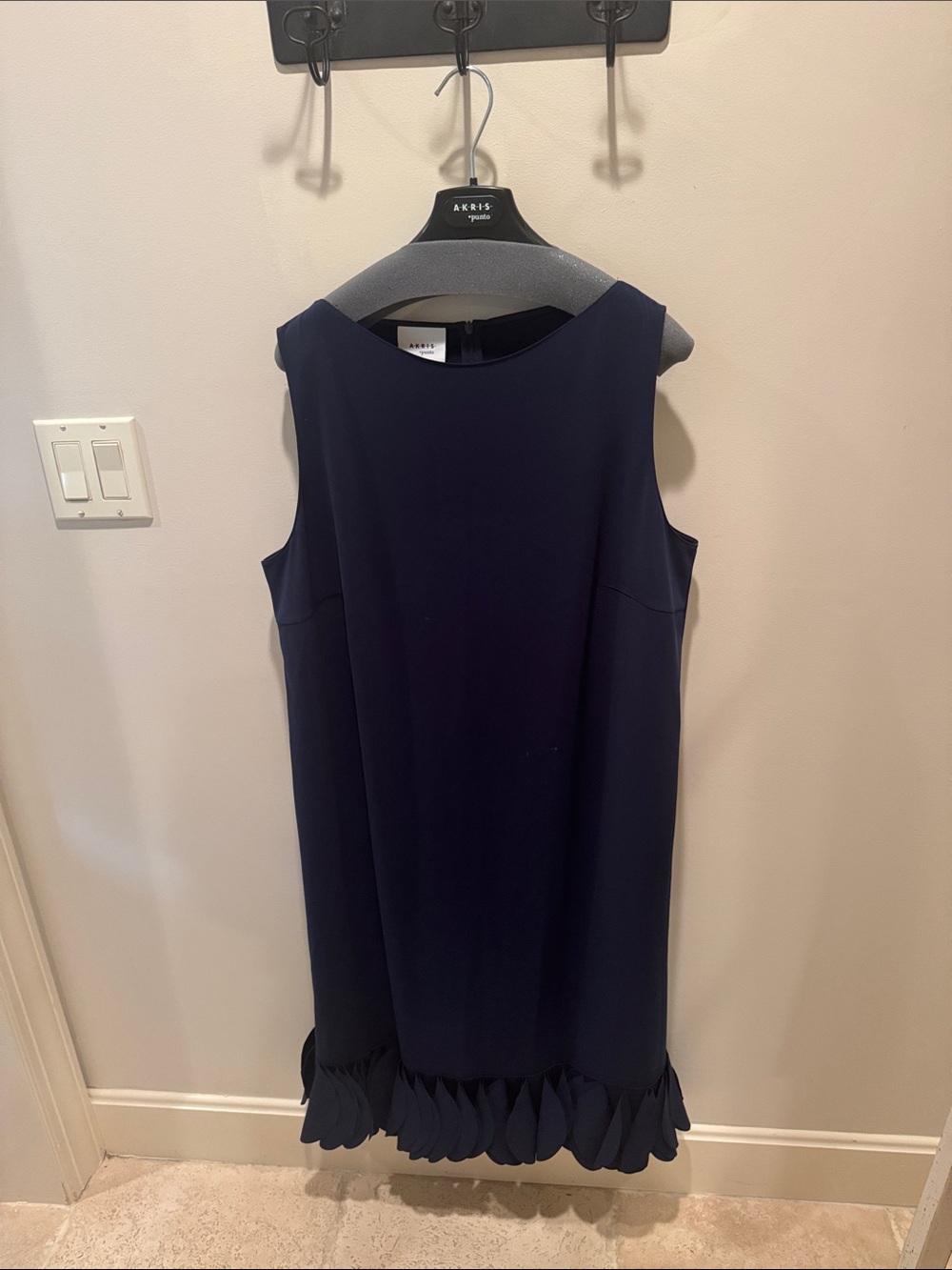 Akris Punto Laser Cut Crepe Midi Dress Navy
Armpit 2 armpit 23in
Length 45 in